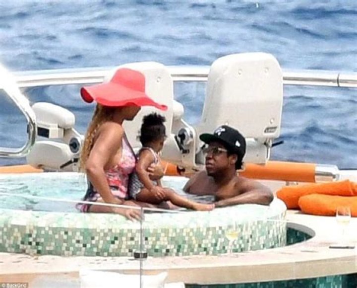 Beyonce and Jay-Z relax on a N65b luxury yacht with their 3 children in Capri (photos)