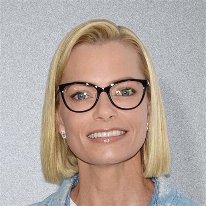 Jaime Pressly Bio, Wiki, Age, Height, Partner, Movies, Mom, and Net Worth