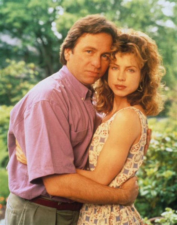 Julianne Phillips Net Worth – How Much is Julianne Phillips Worth?