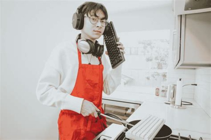 Powfu Net Worth, Age, Height, Bio (Wiki), Girlfriend, Dating