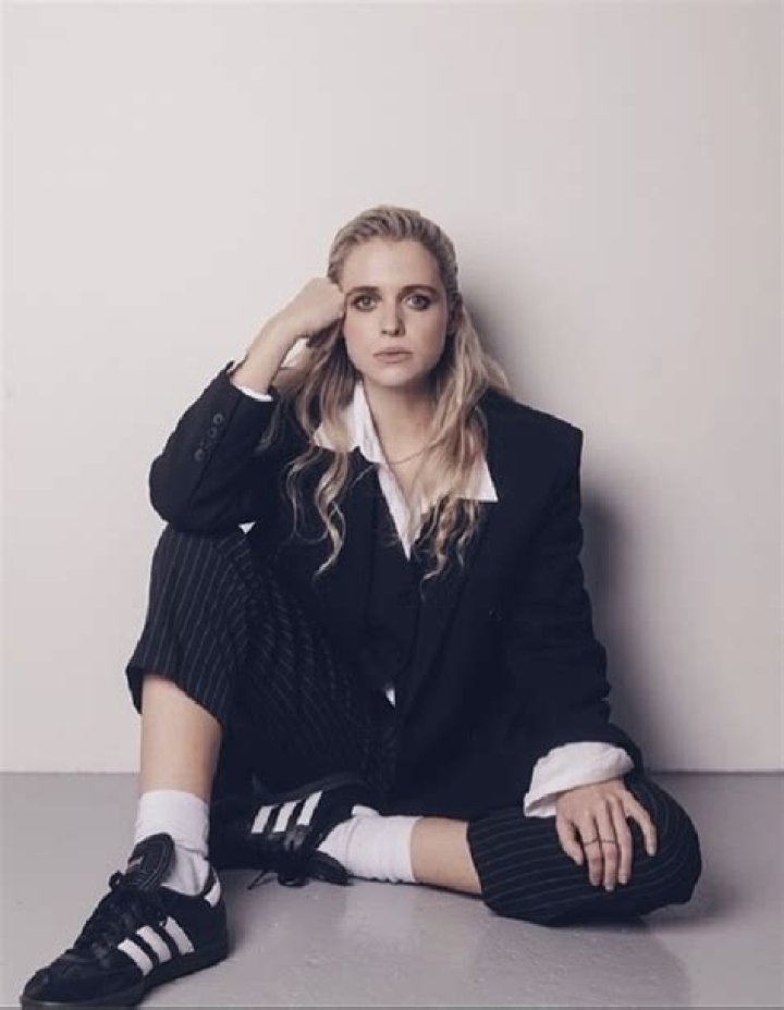 Sofia Oxenham Estimated Net Worth, Age, Affairs, Height, Dating, Relationship Stats, Salary as well as short Biography with top 10 popular facts!