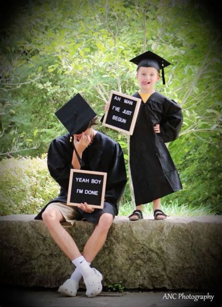 Student Took Graduation Photos With Their Dog And People Are In Love