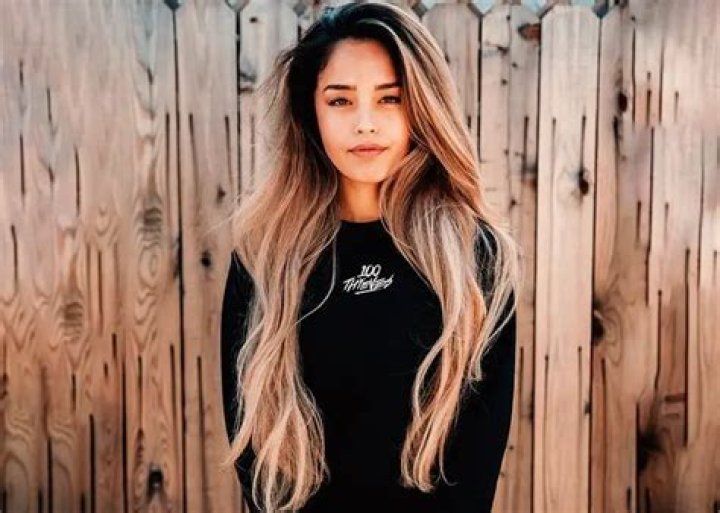 Valkyrae Feels Trapped in RFLCT Contract — Drama Explained